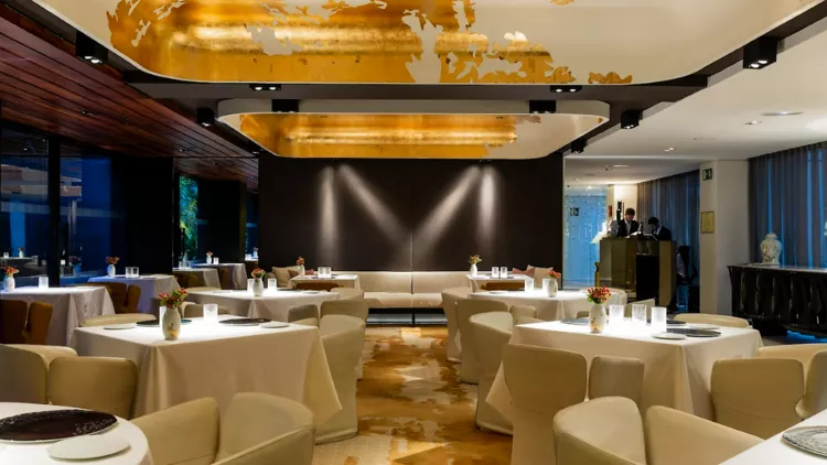 Salle du restaurant Moments à Barcelone